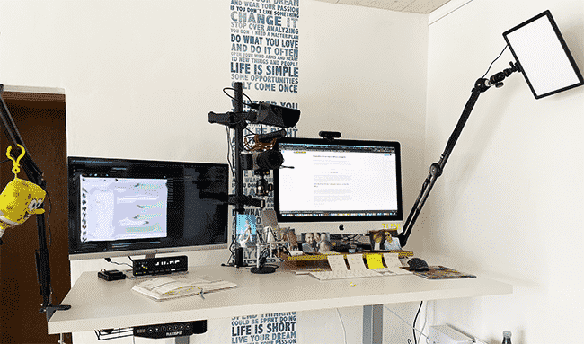 Mein Home Office Schreibtisch mit integriertem Videostudio