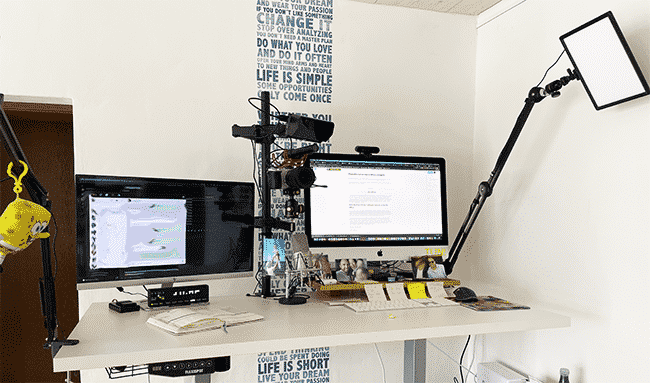 home-office-schreibtisch - Daniel Gaiswinkler - E-Commerce mit Print on Demand Mein Home Office Schreibtisch mit integriertem Videostudio